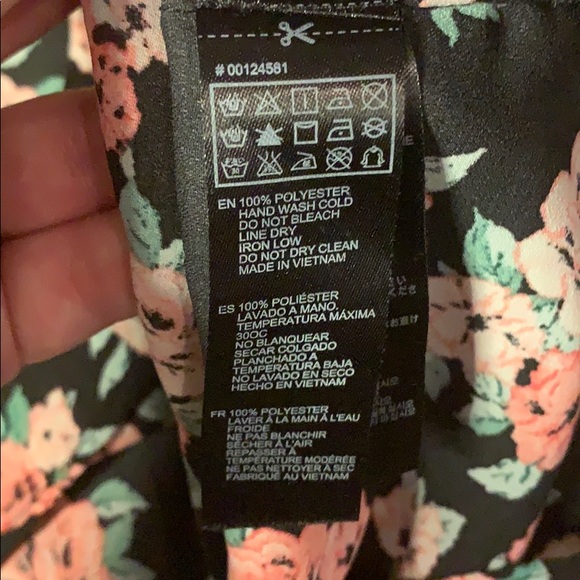 Pretty Roses Crop Top✨ - Picture 3 of 3